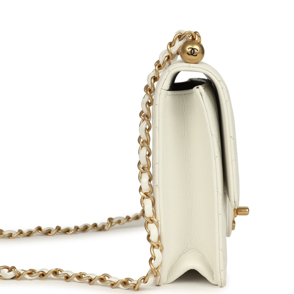 Preowned Small Chic Pearls Flap Bag White Calfskin Antique Gold Hardware