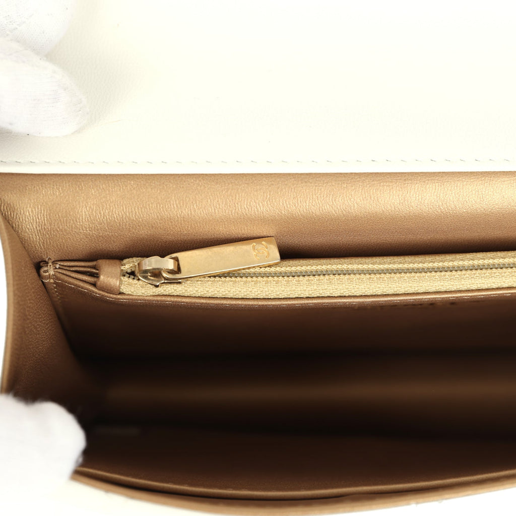 Preowned Small Chic Pearls Flap Bag White Calfskin Antique Gold Hardware
